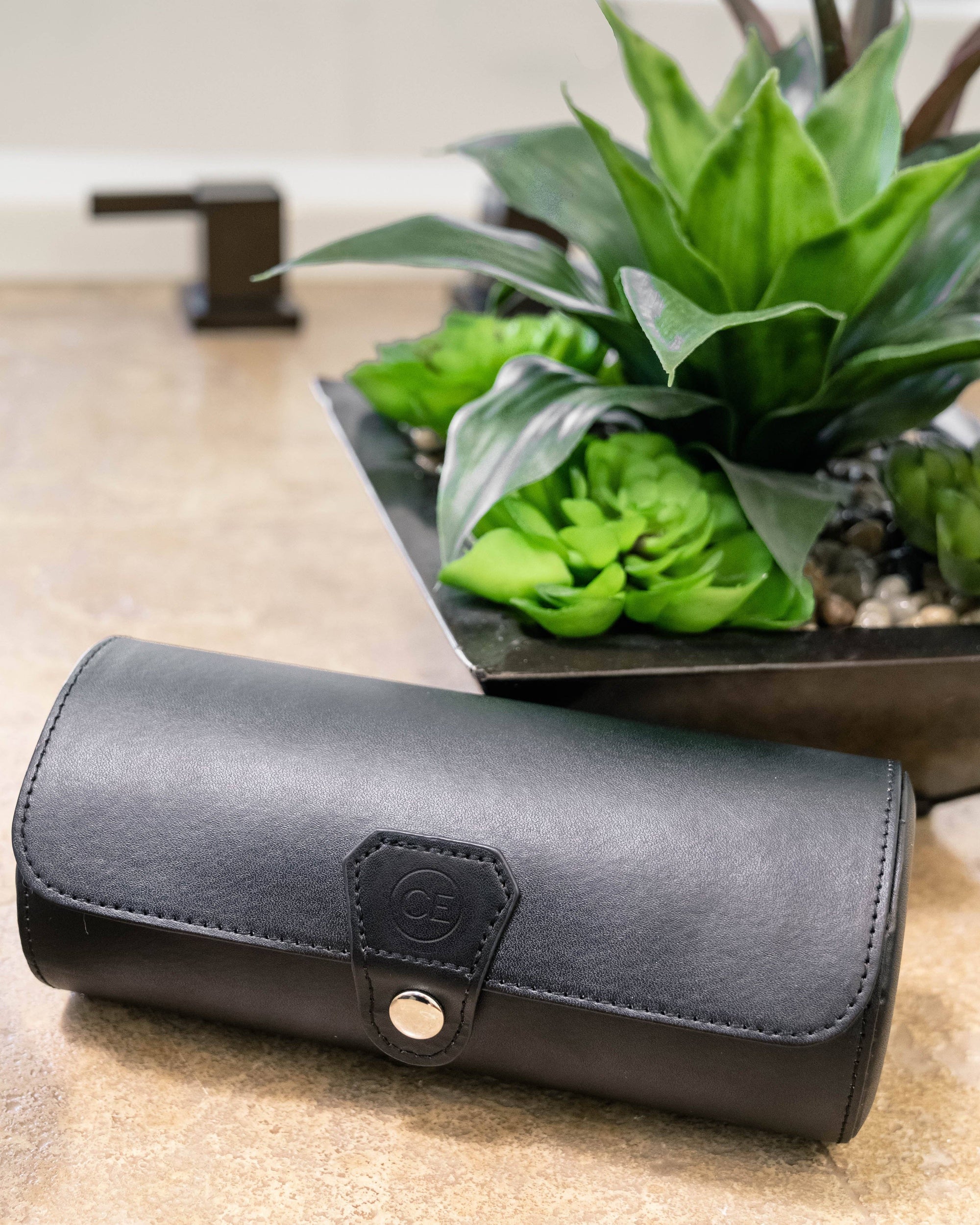 Case Elegance - Travel Watch Case - Black Vegan Leather
