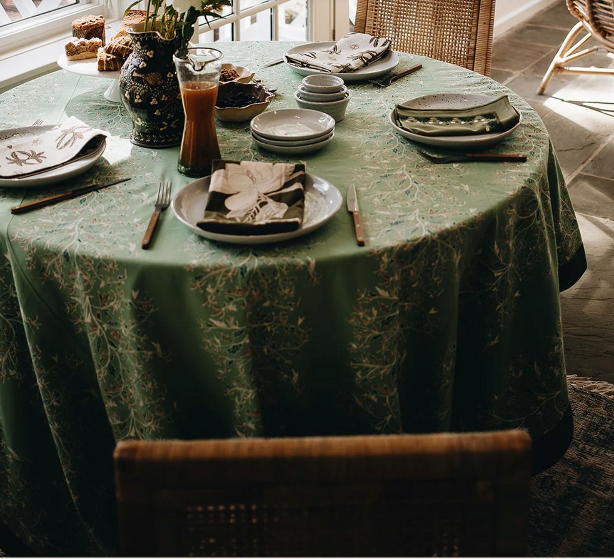 Holly Vine Tablecloth 72x127