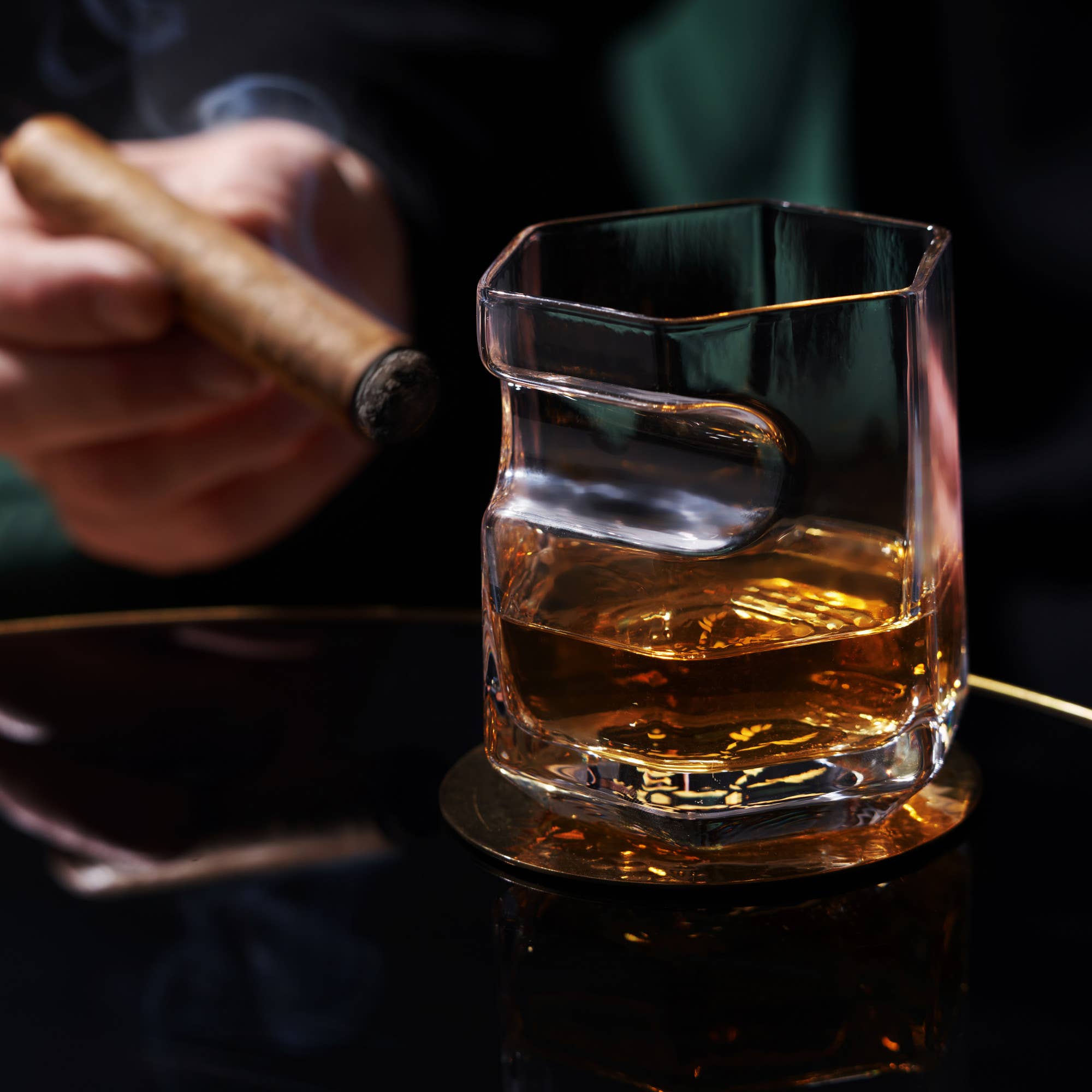 Viski - Raye™ Crystal Whiskey Glass with Builtin Cigar Holder